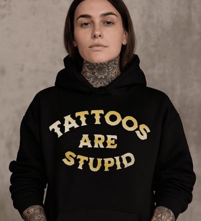 Entdecke die Hoodies beziehungsweise Pullover von inked-mafia.de.  Die bequemen Hoodies sind ideal für jeden Tattoosüchtigen im Freundeskreis und eignet sich perfekt als Geschenk. Jeder Tätowierer oder Tätowiererin wird sich über den Tattoo Hoodie freuen.