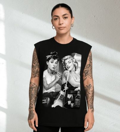 Dieses ärmellose Oversized Shirt bringt genau den Vibe, den der Sommer verlangt – luftig, lässig, stylisch. Mit seinem lockeren Schnitt und dem modernen Rundhalsausschnitt ist es ein echtes Fashion-Statement.