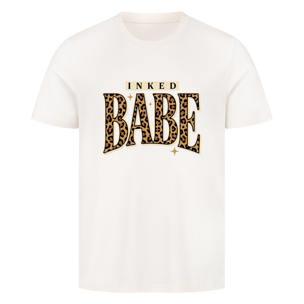 Inked Babe - Premium Shirt T-Shirt S Beige Tattoo Fashion von inked-mafia.de. Dieses Teil gehört in jeden Kleiderschrank eines inked-rebels! Finde ideale Geschenke für Tätowierte, Tattoofans oder Tätowierer.