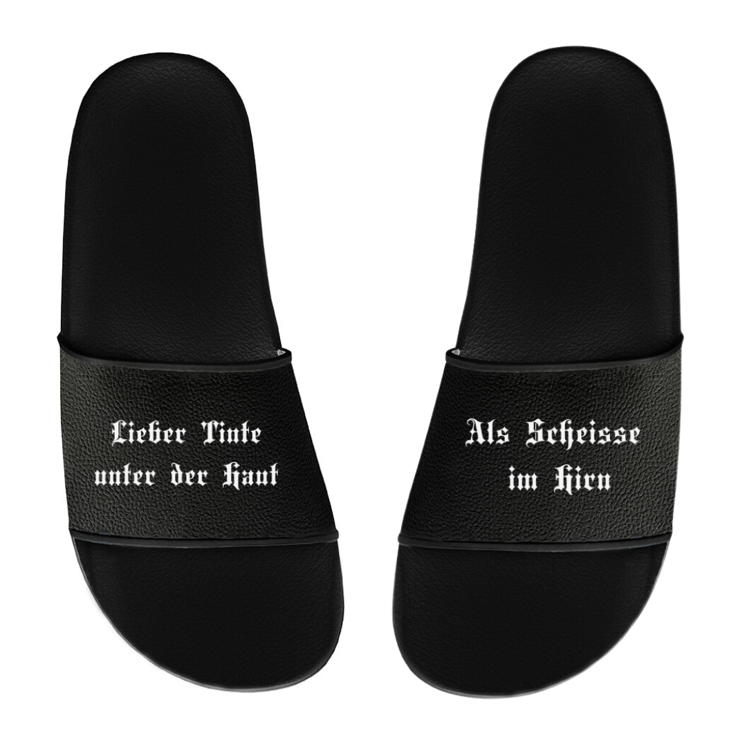 Tinte unter der Haut - Badelatschen Slippers     Tattoo Fashion von inked-mafia.de. Dieses Teil gehört in jeden Kleiderschrank eines inked-rebels! Finde ideale Geschenke für Tätowierte, Tattoofans oder Tätowierer.