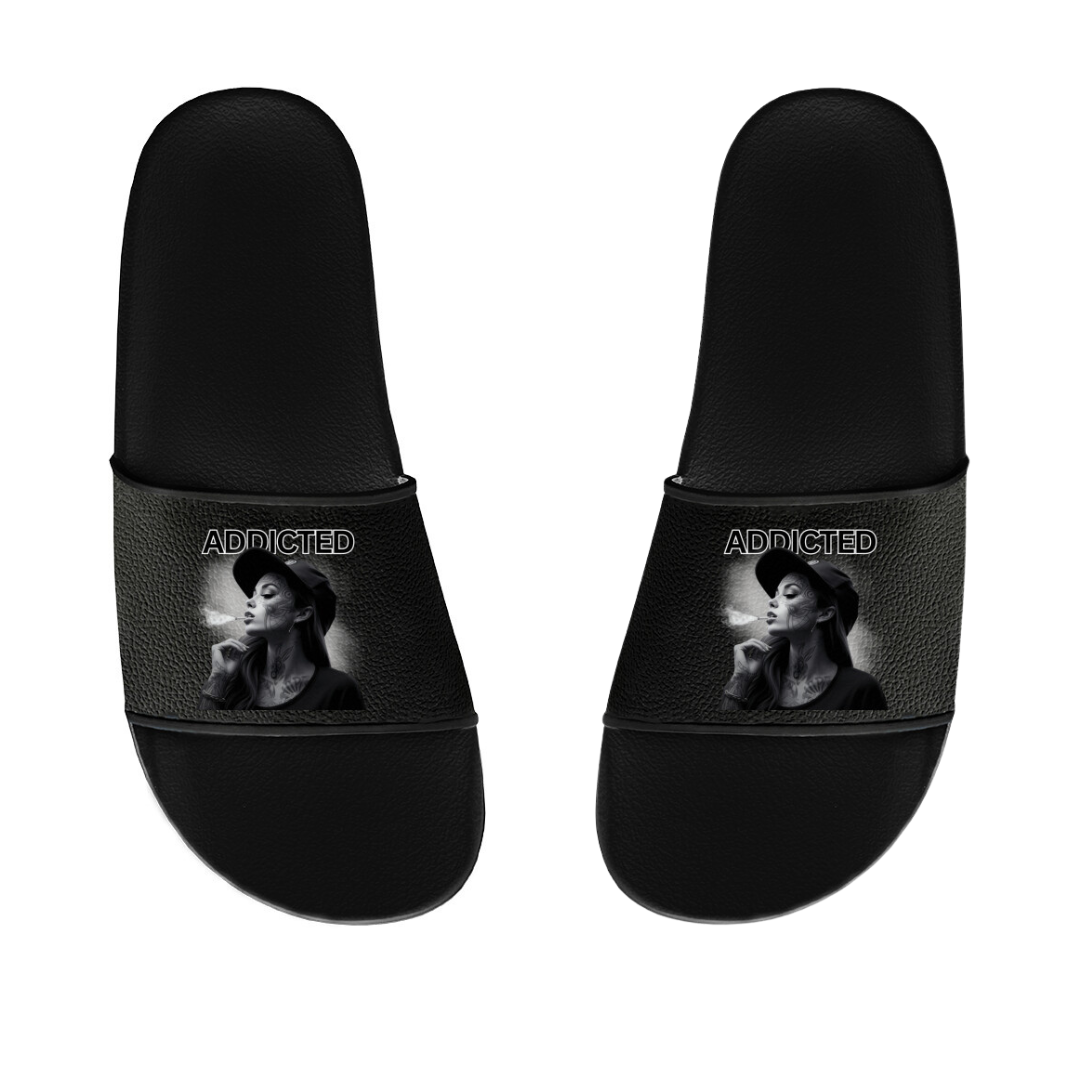 Addicted - Badelatschen Slippers     Tattoo Fashion von inked-mafia.de. Dieses Teil gehört in jeden Kleiderschrank eines inked-rebels! Finde ideale Geschenke für Tätowierte, Tattoofans oder Tätowierer.