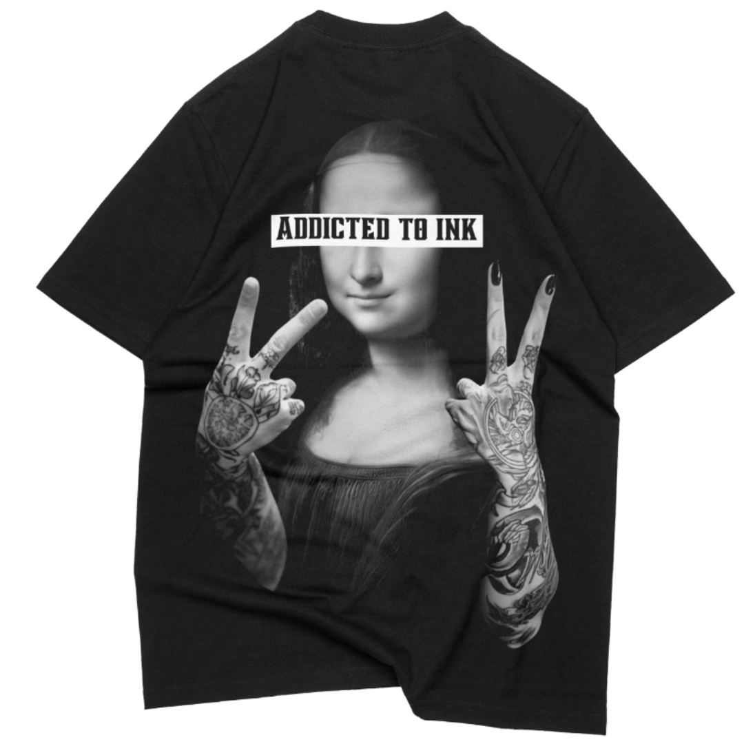 Mona - Heavy Oversized Backprint Shirt T-Shirt XS Schwarz Tattoo Fashion von inked-mafia.de. Dieses Teil gehört in jeden Kleiderschrank eines inked-rebels! Finde ideale Geschenke für Tätowierte, Tattoofans oder Tätowierer.