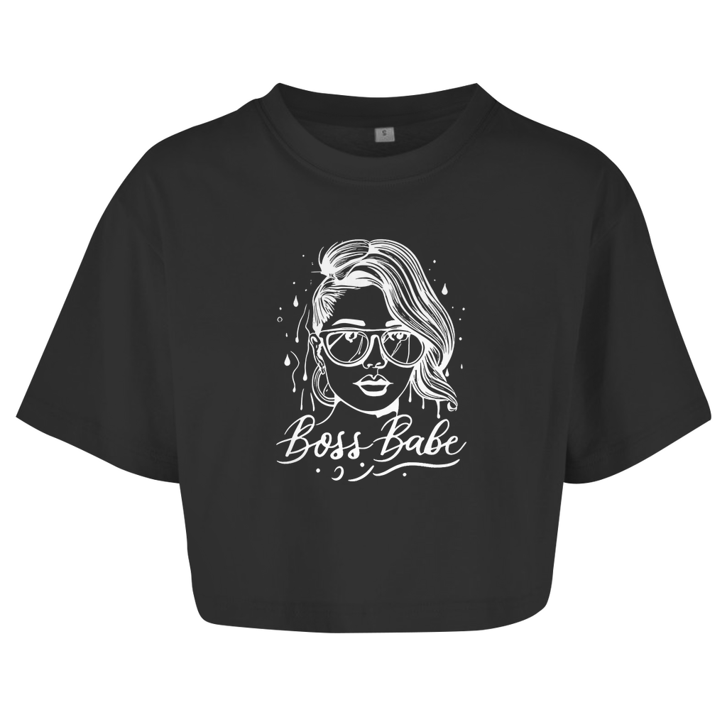 Boss Babe - Damen Oversized Crop Top Clothes Schwarz XS Tattoo Fashion von inked-mafia.de. Dieses Teil gehört in jeden Kleiderschrank eines inked-rebels! Finde ideale Geschenke für Tätowierte, Tattoofans oder Tätowierer.