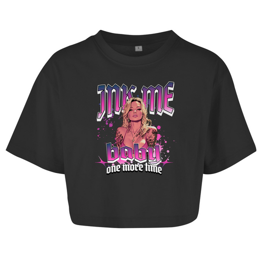 Ink me baby - Damen Oversized Crop Top Clothes  Schwarz XS  Tattoo Fashion von inked-mafia.de. Dieses Teil gehört in jeden Kleiderschrank eines inked-rebels! Finde ideale Geschenke für Tätowierte, Tattoofans oder Tätowierer.