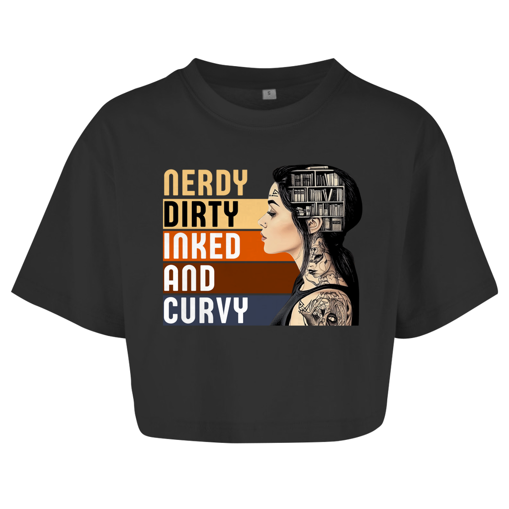 Nerdy - Damen Oversized Crop Top Clothes Schwarz XS Tattoo Fashion von inked-mafia.de. Dieses Teil gehört in jeden Kleiderschrank eines inked-rebels! Finde ideale Geschenke für Tätowierte, Tattoofans oder Tätowierer.