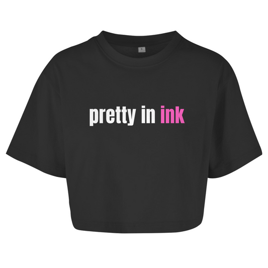 Pretty in ink - Damen Oversized Crop Top Clothes  Schwarz XS  Tattoo Fashion von inked-mafia.de. Dieses Teil gehört in jeden Kleiderschrank eines inked-rebels! Finde ideale Geschenke für Tätowierte, Tattoofans oder Tätowierer.