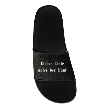 Tinte unter der Haut - Badelatschen Slippers     Tattoo Fashion von inked-mafia.de. Dieses Teil gehört in jeden Kleiderschrank eines inked-rebels! Finde ideale Geschenke für Tätowierte, Tattoofans oder Tätowierer.