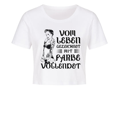 Vom Leben gezeichnet - Damen Crop Top T-Shirt  XS Weiß  Tattoo Fashion von inked-mafia.de. Dieses Teil gehört in jeden Kleiderschrank eines inked-rebels! Finde ideale Geschenke für Tätowierte, Tattoofans oder Tätowierer.