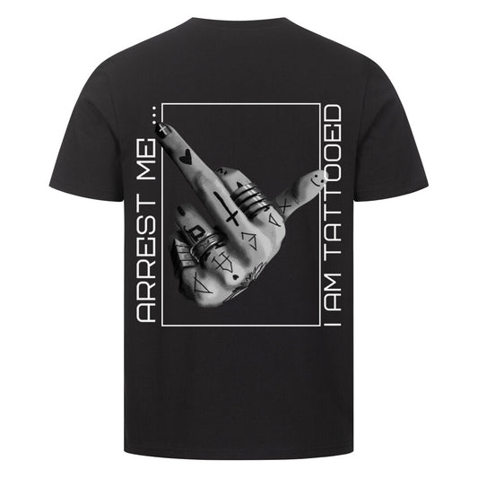 Arrest me - Premium Backprint Shirt T-Shirt  S Schwarz  Tattoo Fashion von inked-mafia.de. Dieses Teil gehört in jeden Kleiderschrank eines inked-rebels! Finde ideale Geschenke für Tätowierte, Tattoofans oder Tätowierer.