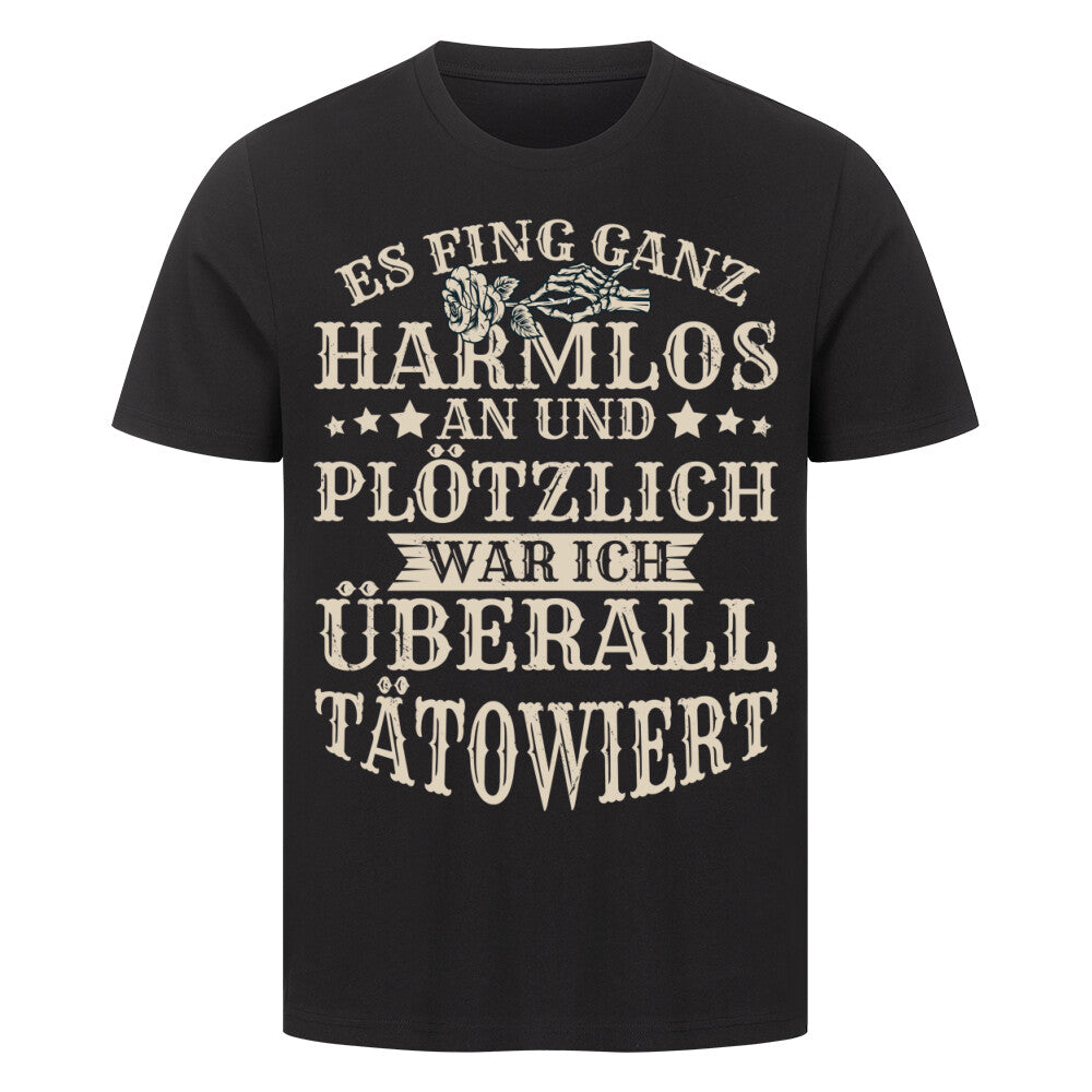 Es fing ganz harmlos an - Premium Shirt T-Shirt  S Schwarz  Tattoo Fashion von inked-mafia.de. Dieses Teil gehört in jeden Kleiderschrank eines inked-rebels! Finde ideale Geschenke für Tätowierte, Tattoofans oder Tätowierer.
