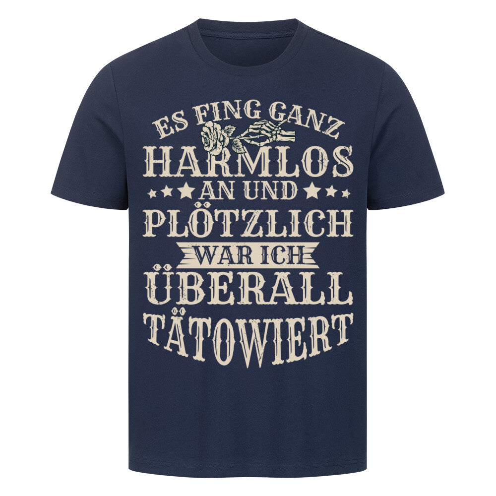 Es fing ganz harmlos an - Premium Shirt T-Shirt  S Navy Blue  Tattoo Fashion von inked-mafia.de. Dieses Teil gehört in jeden Kleiderschrank eines inked-rebels! Finde ideale Geschenke für Tätowierte, Tattoofans oder Tätowierer.