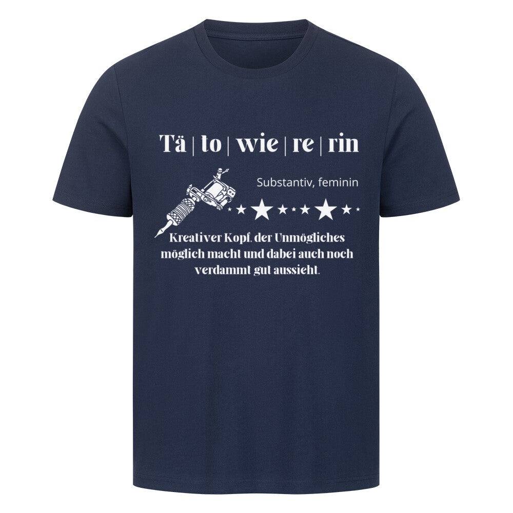 Tätowiererin - Premium Shirt T-Shirt  S Navy Blue  Tattoo Fashion von inked-mafia.de. Dieses Teil gehört in jeden Kleiderschrank eines inked-rebels! Finde ideale Geschenke für Tätowierte, Tattoofans oder Tätowierer.