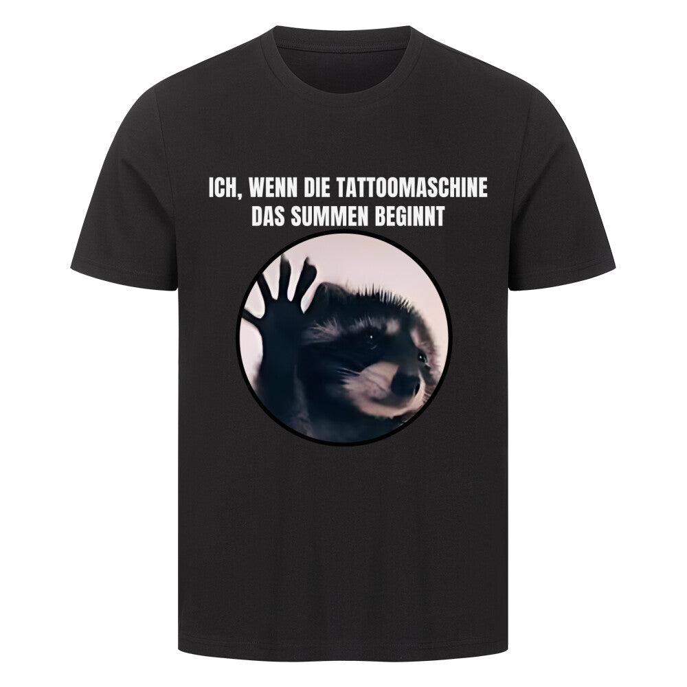 Tattoomaschine summt - Premium Shirt T-Shirt  S Schwarz  Tattoo Fashion von inked-mafia.de. Dieses Teil gehört in jeden Kleiderschrank eines inked-rebels! Finde ideale Geschenke für Tätowierte, Tattoofans oder Tätowierer.