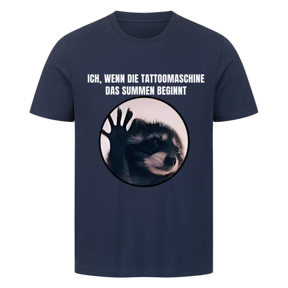 Tattoomaschine summt - Premium Shirt T-Shirt  S Navy Blue  Tattoo Fashion von inked-mafia.de. Dieses Teil gehört in jeden Kleiderschrank eines inked-rebels! Finde ideale Geschenke für Tätowierte, Tattoofans oder Tätowierer.