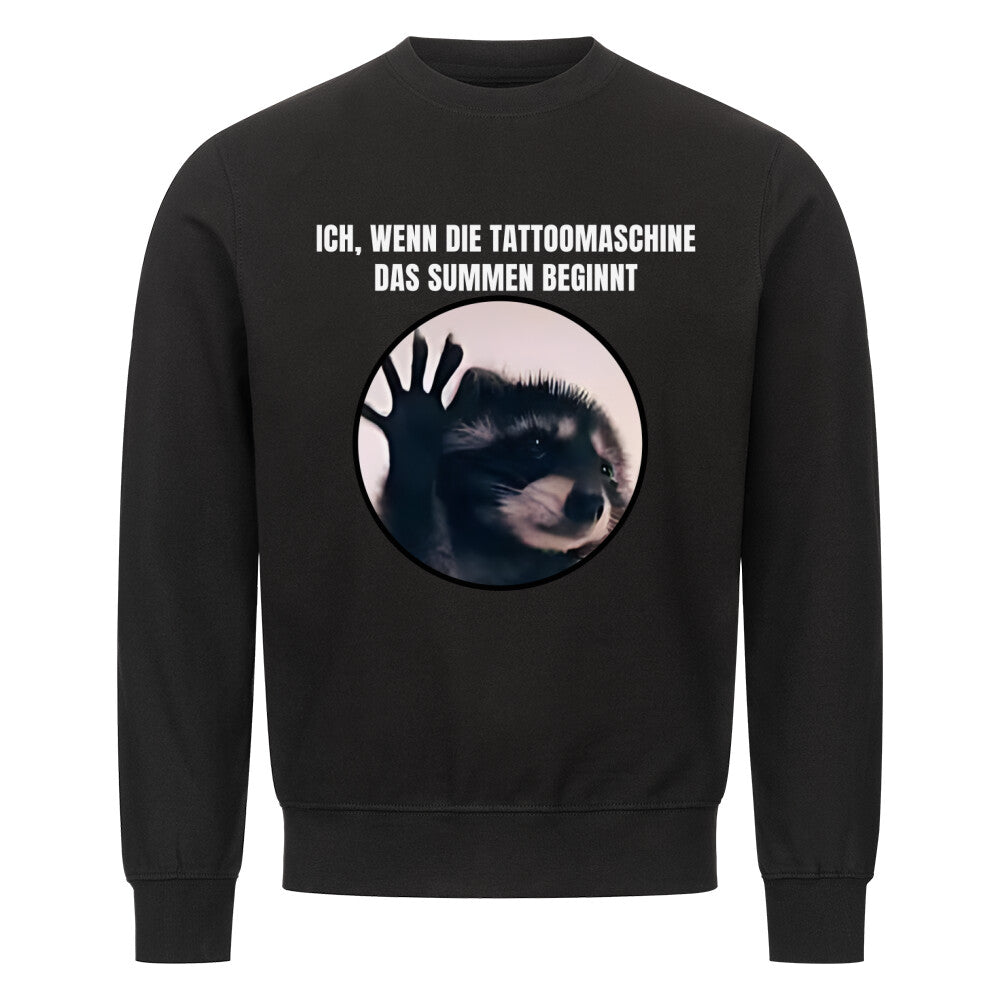 Tattoomaschine summt - Sweatshirt Sweatshirt  S Schwarz  Tattoo Fashion von inked-mafia.de. Dieses Teil gehört in jeden Kleiderschrank eines inked-rebels! Finde ideale Geschenke für Tätowierte, Tattoofans oder Tätowierer.