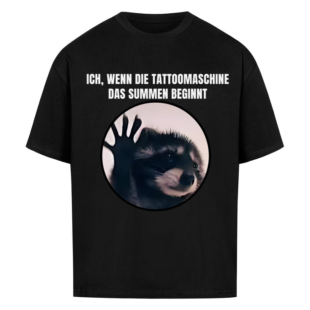 Tattoomaschine summt - Heavy Oversized Shirt T-Shirt  XS Schwarz  Tattoo Fashion von inked-mafia.de. Dieses Teil gehört in jeden Kleiderschrank eines inked-rebels! Finde ideale Geschenke für Tätowierte, Tattoofans oder Tätowierer.