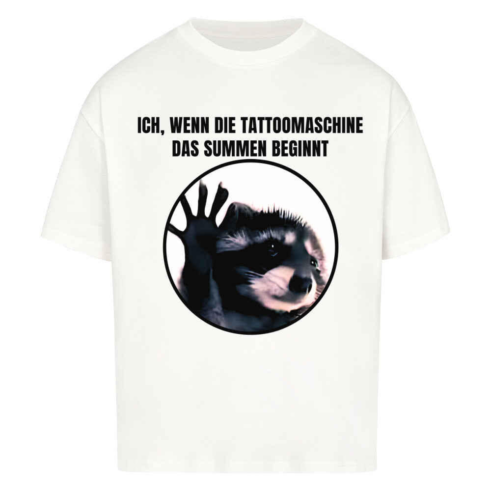 Tattoomaschine summt - Heavy Oversized Shirt T-Shirt  XS Weiß  Tattoo Fashion von inked-mafia.de. Dieses Teil gehört in jeden Kleiderschrank eines inked-rebels! Finde ideale Geschenke für Tätowierte, Tattoofans oder Tätowierer.