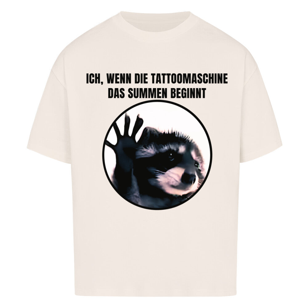 Tattoomaschine summt - Heavy Oversized Shirt T-Shirt  XS Beige  Tattoo Fashion von inked-mafia.de. Dieses Teil gehört in jeden Kleiderschrank eines inked-rebels! Finde ideale Geschenke für Tätowierte, Tattoofans oder Tätowierer.