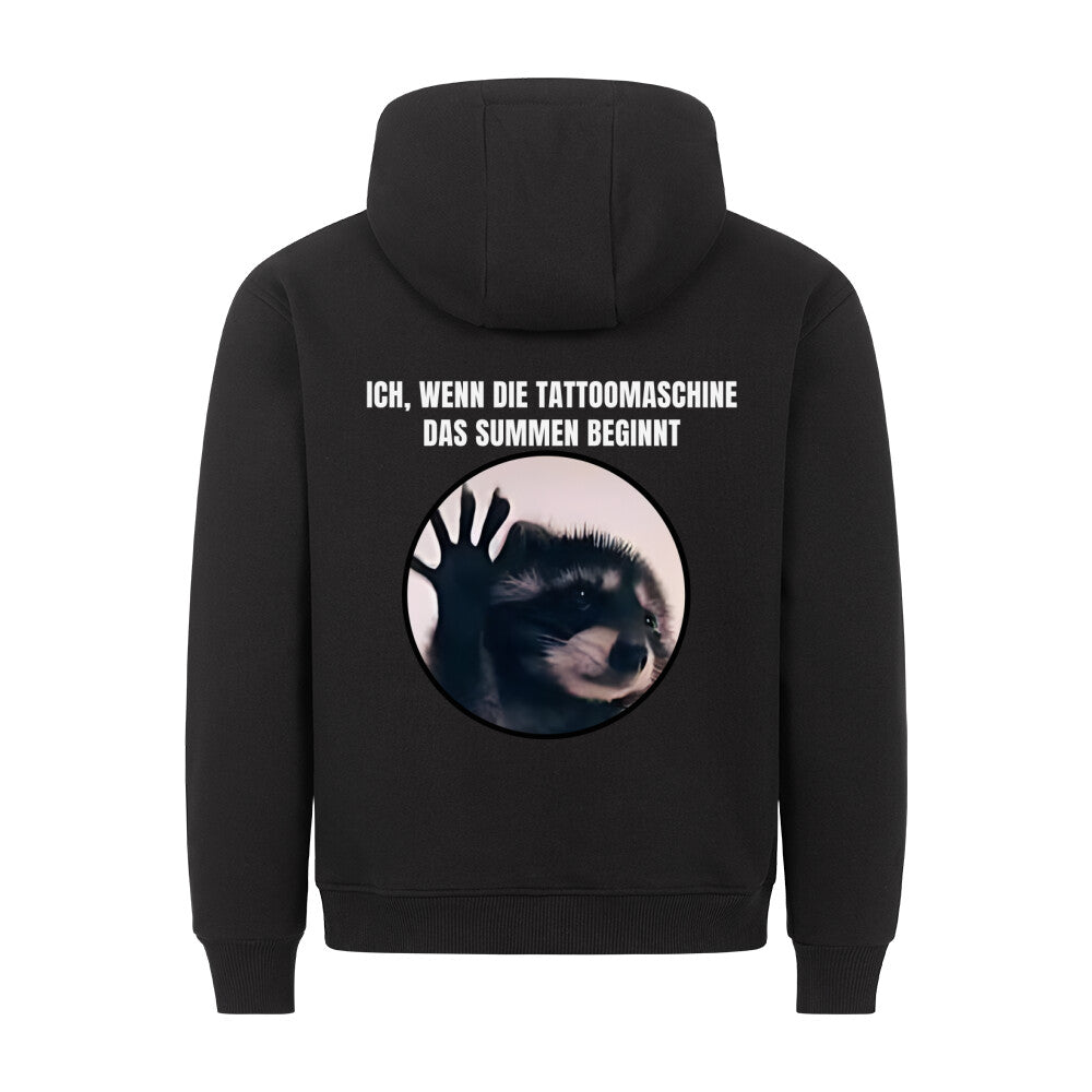 Tattoomaschine summt - Backprint Hoodie Hoodie  S Schwarz  Tattoo Fashion von inked-mafia.de. Dieses Teil gehört in jeden Kleiderschrank eines inked-rebels! Finde ideale Geschenke für Tätowierte, Tattoofans oder Tätowierer.