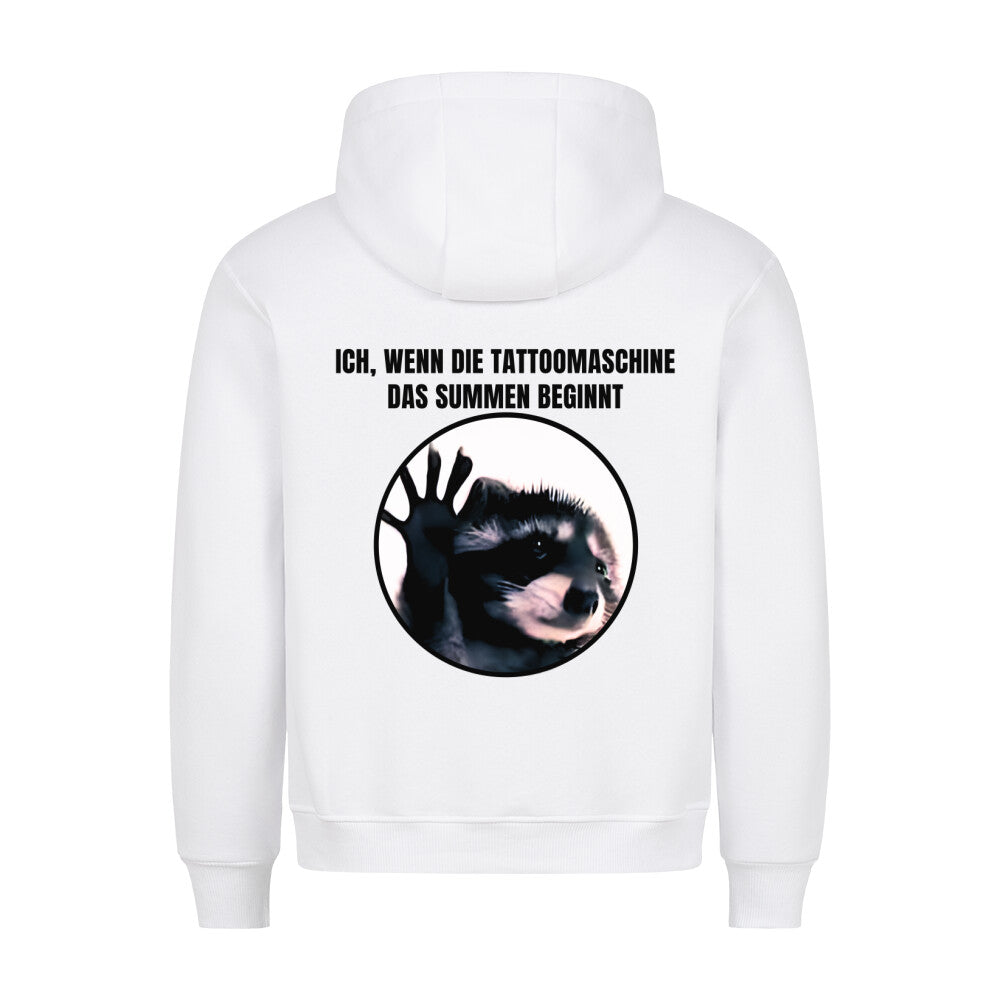 Tattoomaschine summt - Backprint Hoodie Hoodie  S Weiß  Tattoo Fashion von inked-mafia.de. Dieses Teil gehört in jeden Kleiderschrank eines inked-rebels! Finde ideale Geschenke für Tätowierte, Tattoofans oder Tätowierer.