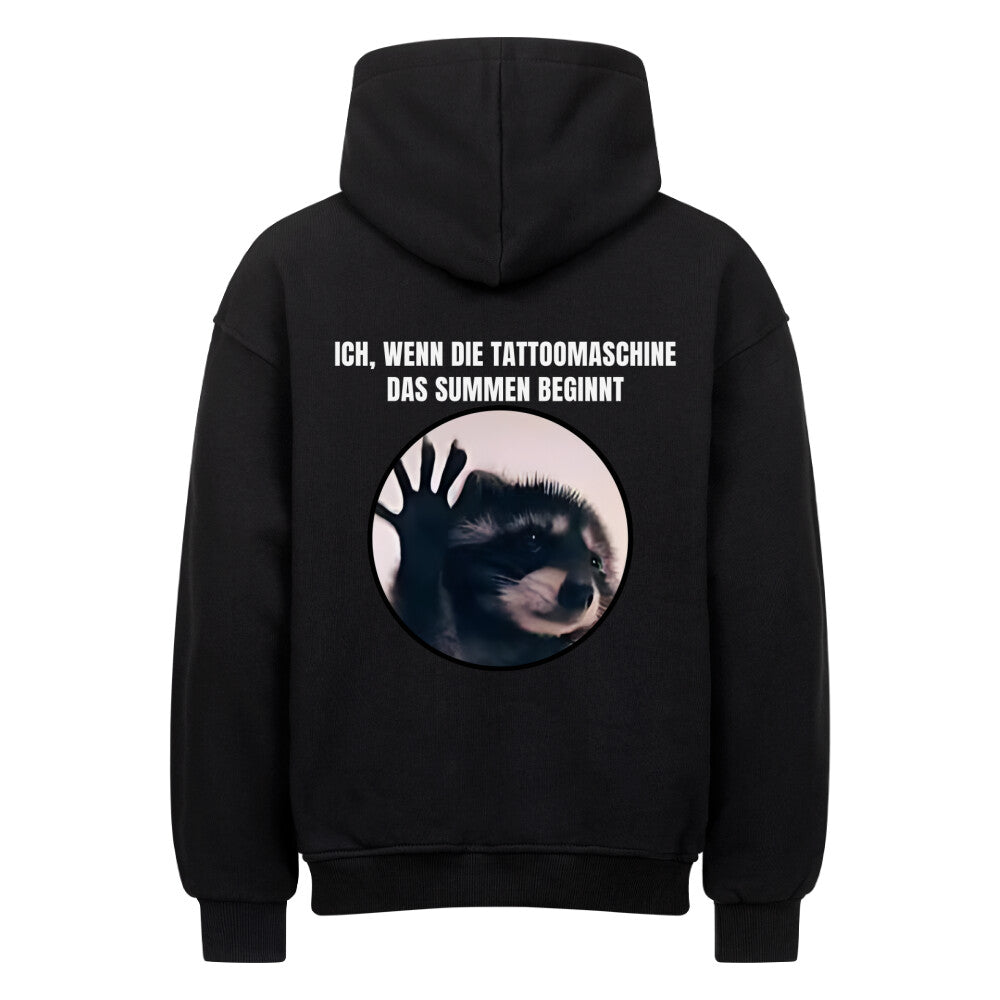 Tattoomaschine summt - Heavy Oversized Backprint Hoodie Hoodie  XS Schwarz  Tattoo Fashion von inked-mafia.de. Dieses Teil gehört in jeden Kleiderschrank eines inked-rebels! Finde ideale Geschenke für Tätowierte, Tattoofans oder Tätowierer.