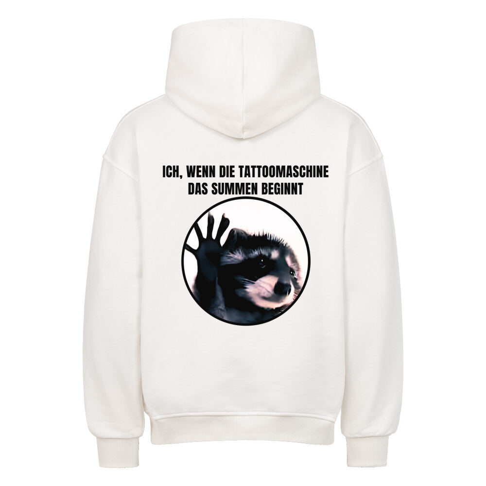 Tattoomaschine summt - Heavy Oversized Backprint Hoodie Hoodie  XS Weiß  Tattoo Fashion von inked-mafia.de. Dieses Teil gehört in jeden Kleiderschrank eines inked-rebels! Finde ideale Geschenke für Tätowierte, Tattoofans oder Tätowierer.