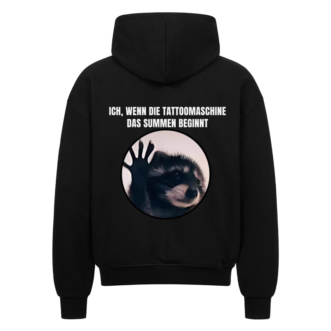 Tattoomaschine summt - Heavy Oversized Backprint Zipper Hoodie  S Schwarz  Tattoo Fashion von inked-mafia.de. Dieses Teil gehört in jeden Kleiderschrank eines inked-rebels! Finde ideale Geschenke für Tätowierte, Tattoofans oder Tätowierer.