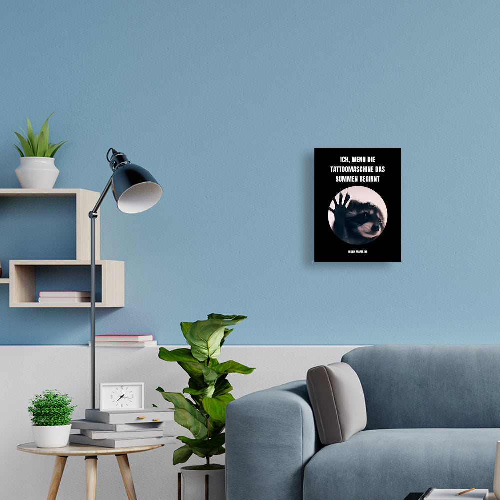 Tattoomaschine summt - Poster Poster  30cm x 40cm   Tattoo Fashion von inked-mafia.de. Dieses Teil gehört in jeden Kleiderschrank eines inked-rebels! Finde ideale Geschenke für Tätowierte, Tattoofans oder Tätowierer.