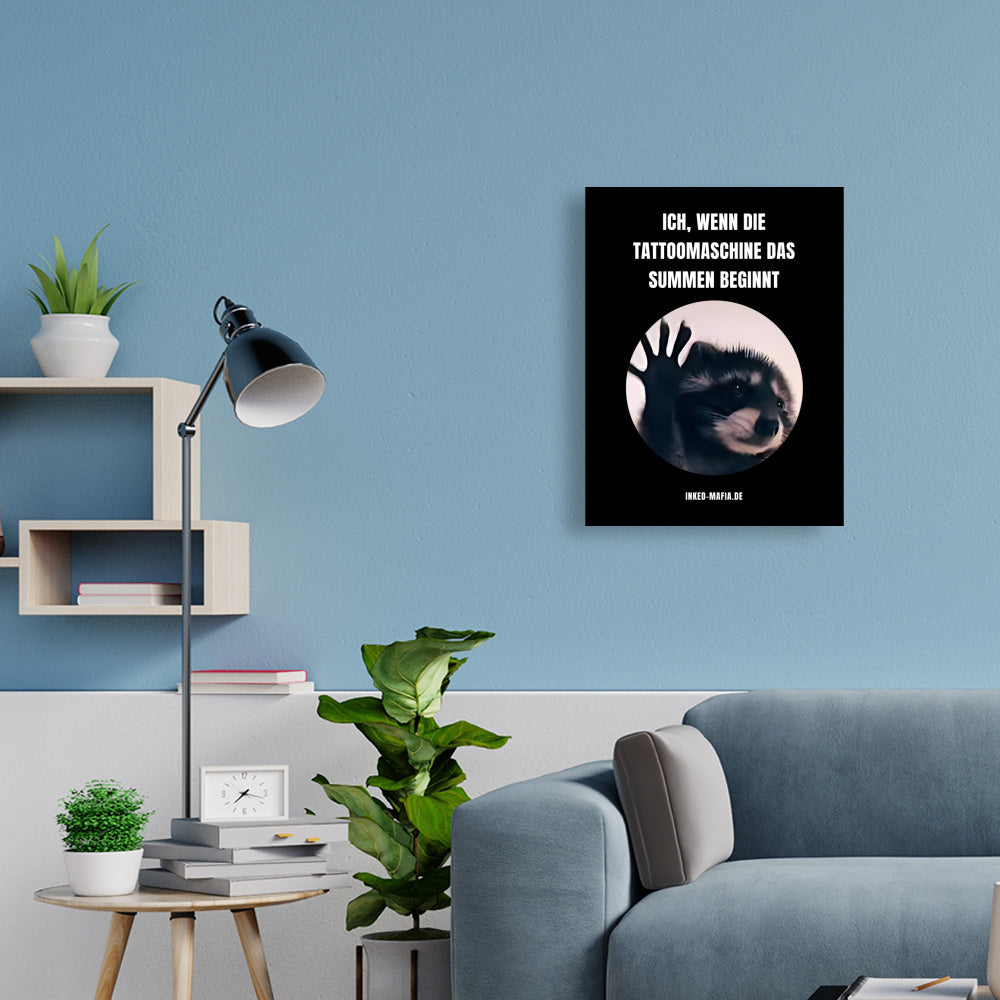Tattoomaschine summt - Poster Poster  45cm x 60cm   Tattoo Fashion von inked-mafia.de. Dieses Teil gehört in jeden Kleiderschrank eines inked-rebels! Finde ideale Geschenke für Tätowierte, Tattoofans oder Tätowierer.