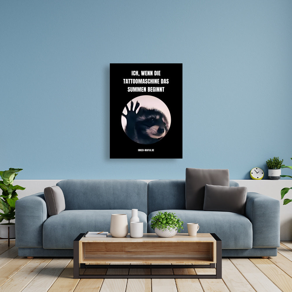 Tattoomaschine summt - Poster Poster  60cm x 80cm   Tattoo Fashion von inked-mafia.de. Dieses Teil gehört in jeden Kleiderschrank eines inked-rebels! Finde ideale Geschenke für Tätowierte, Tattoofans oder Tätowierer.