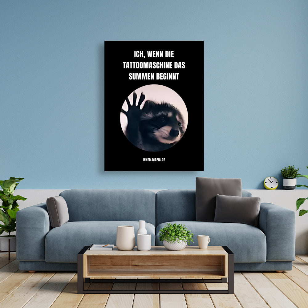 Tattoomaschine summt - Poster Poster  90cm x 120cm   Tattoo Fashion von inked-mafia.de. Dieses Teil gehört in jeden Kleiderschrank eines inked-rebels! Finde ideale Geschenke für Tätowierte, Tattoofans oder Tätowierer.