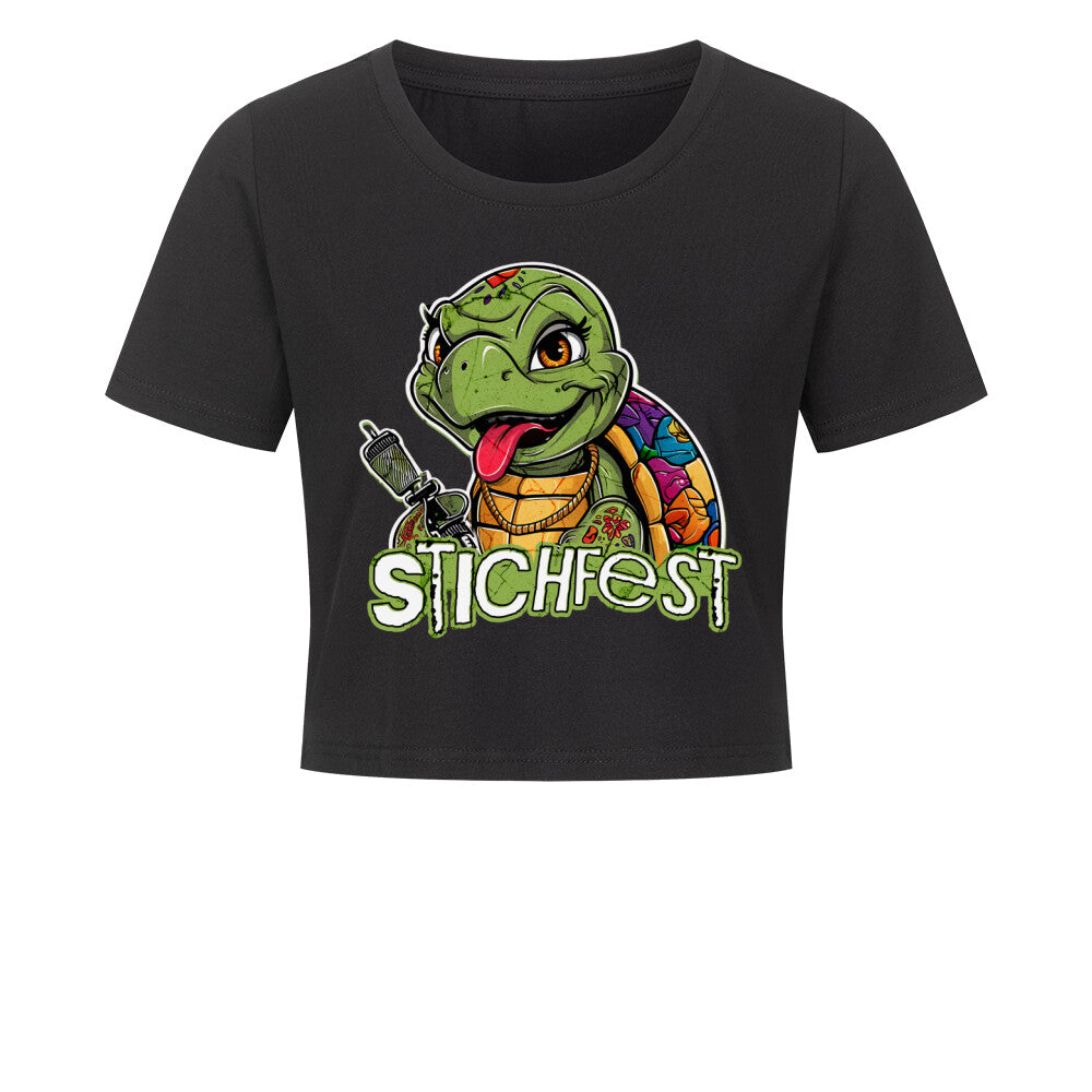 Stichfest - Damen Crop Top T-Shirt  XS Schwarz  Tattoo Fashion von inked-mafia.de. Dieses Teil gehört in jeden Kleiderschrank eines inked-rebels! Finde ideale Geschenke für Tätowierte, Tattoofans oder Tätowierer.