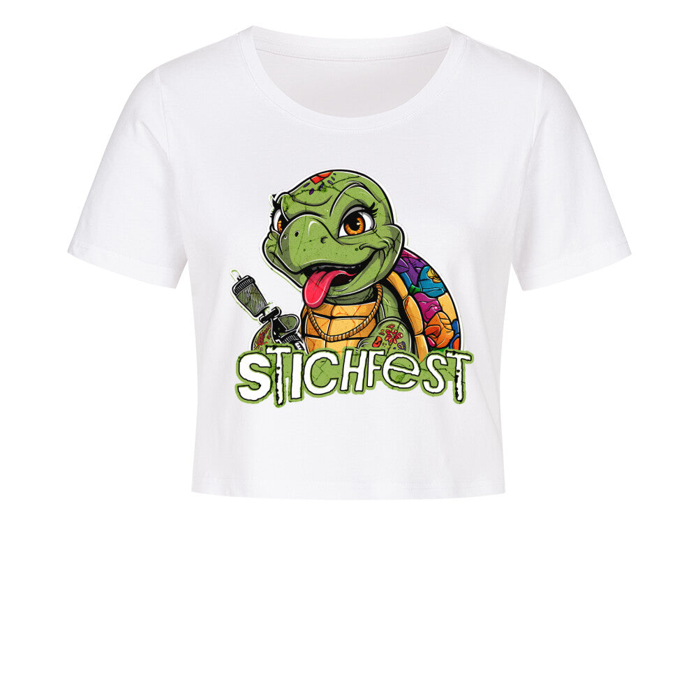 Stichfest - Damen Crop Top T-Shirt  XS Weiß  Tattoo Fashion von inked-mafia.de. Dieses Teil gehört in jeden Kleiderschrank eines inked-rebels! Finde ideale Geschenke für Tätowierte, Tattoofans oder Tätowierer.