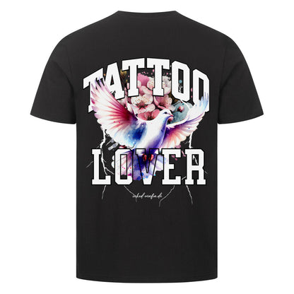 Tattoolover - Premium Backprint Shirt T-Shirt  S Schwarz  Tattoo Fashion von inked-mafia.de. Dieses Teil gehört in jeden Kleiderschrank eines inked-rebels! Finde ideale Geschenke für Tätowierte, Tattoofans oder Tätowierer.