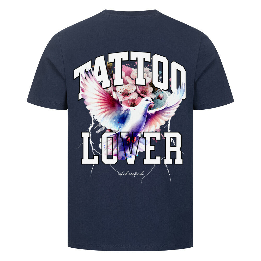 Tattoolover - Premium Backprint Shirt T-Shirt  S Navy Blue  Tattoo Fashion von inked-mafia.de. Dieses Teil gehört in jeden Kleiderschrank eines inked-rebels! Finde ideale Geschenke für Tätowierte, Tattoofans oder Tätowierer.