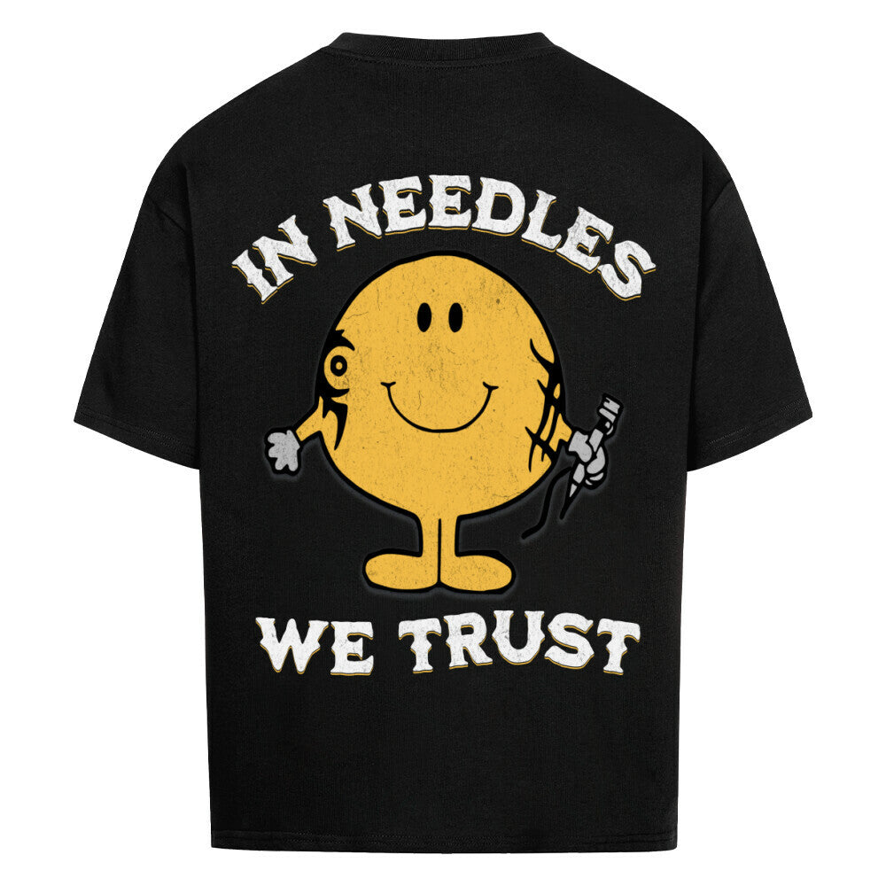 In needles we trust - Heavy Oversized Backprint Shirt T-Shirt  XS Schwarz  Tattoo Fashion von inked-mafia.de. Dieses Teil gehört in jeden Kleiderschrank eines inked-rebels! Finde ideale Geschenke für Tätowierte, Tattoofans oder Tätowierer.