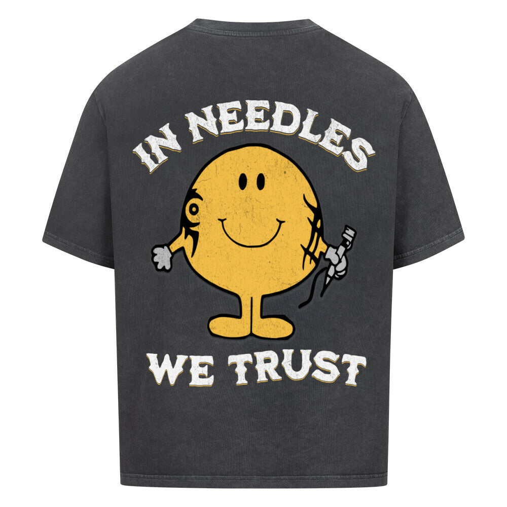 In needles we trust - Heavy Oversized Backprint Shirt T-Shirt  XS Washed Black  Tattoo Fashion von inked-mafia.de. Dieses Teil gehört in jeden Kleiderschrank eines inked-rebels! Finde ideale Geschenke für Tätowierte, Tattoofans oder Tätowierer.