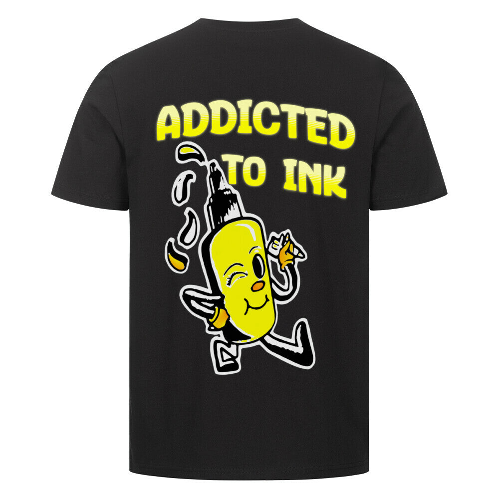 Addicted to ink - Premium Backprint Shirt T-Shirt  S Schwarz  Tattoo Fashion von inked-mafia.de. Dieses Teil gehört in jeden Kleiderschrank eines inked-rebels! Finde ideale Geschenke für Tätowierte, Tattoofans oder Tätowierer.