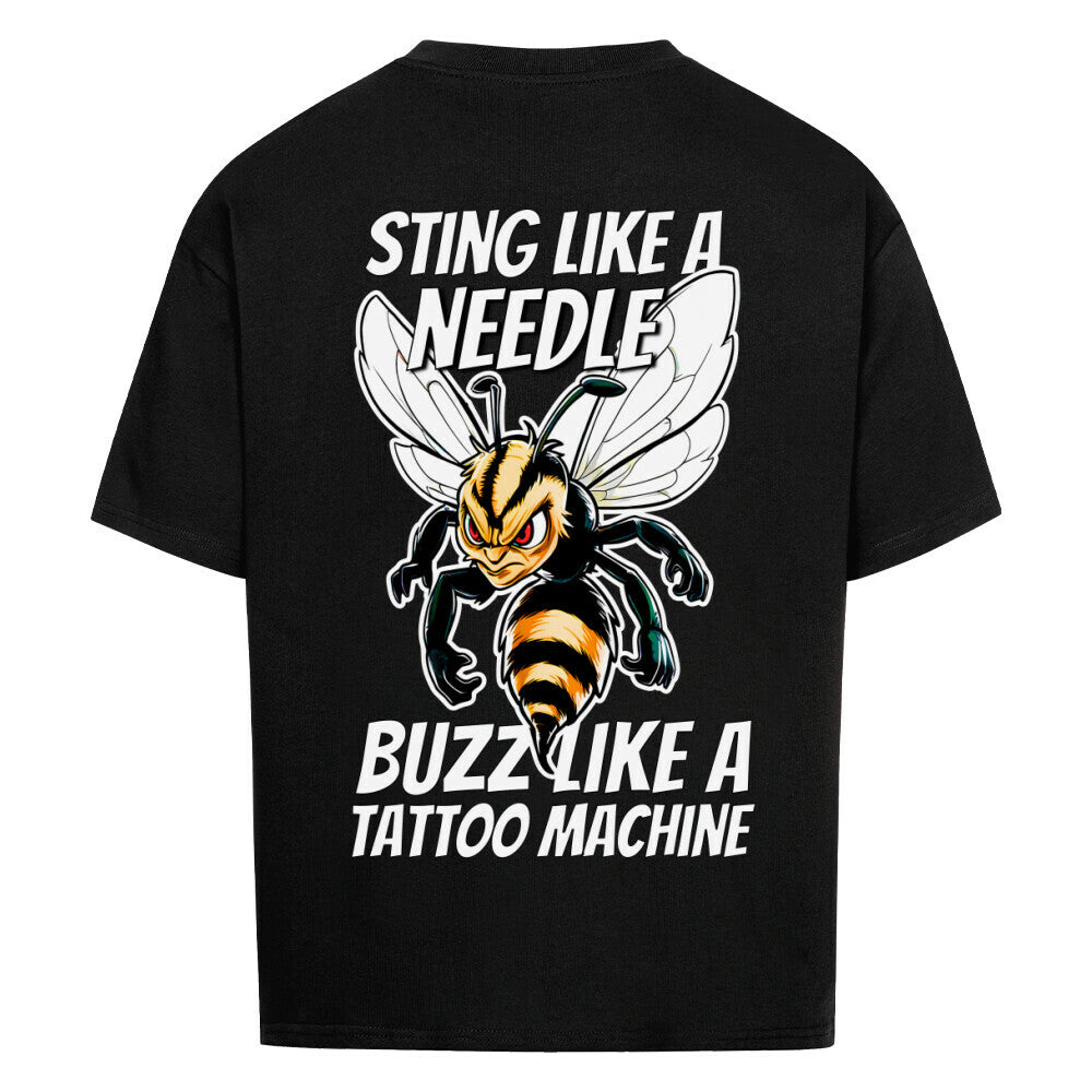 Buzzing Stinger - Heavy Oversized Backprint Shirt T-Shirt  XS Schwarz  Tattoo Fashion von inked-mafia.de. Dieses Teil gehört in jeden Kleiderschrank eines inked-rebels! Finde ideale Geschenke für Tätowierte, Tattoofans oder Tätowierer.