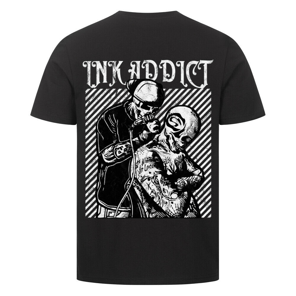 Ink Addict - Premium Backprint Shirt T-Shirt  S Schwarz  Tattoo Fashion von inked-mafia.de. Dieses Teil gehört in jeden Kleiderschrank eines inked-rebels! Finde ideale Geschenke für Tätowierte, Tattoofans oder Tätowierer.