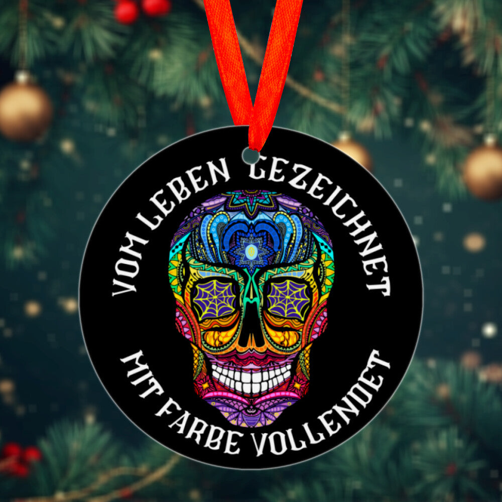 Vom Leben gezeichnet - Christbaumschmuck Mug     Tattoo Fashion von inked-mafia.de. Dieses Teil gehört in jeden Kleiderschrank eines inked-rebels! Finde ideale Geschenke für Tätowierte, Tattoofans oder Tätowierer.