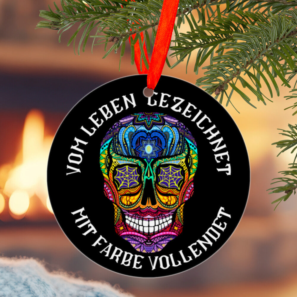 Vom Leben gezeichnet - Christbaumschmuck Mug  Onesize Schwarz  Tattoo Fashion von inked-mafia.de. Dieses Teil gehört in jeden Kleiderschrank eines inked-rebels! Finde ideale Geschenke für Tätowierte, Tattoofans oder Tätowierer.