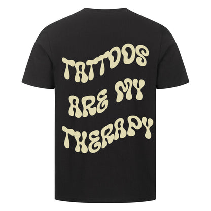 Therapy - Premium Backprint Shirt T-Shirt S Schwarz Tattoo Fashion von inked-mafia.de. Dieses Teil gehört in jeden Kleiderschrank eines inked-rebels! Finde ideale Geschenke für Tätowierte, Tattoofans oder Tätowierer.