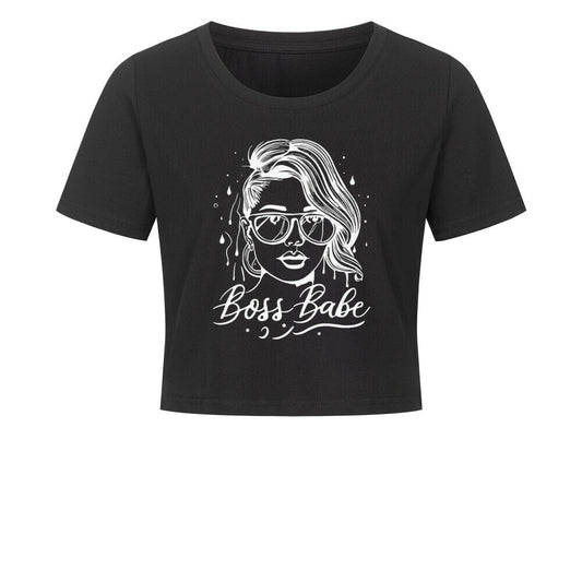 Boss Babe - Damen Crop Top T-Shirt XS Schwarz Tattoo Fashion von inked-mafia.de. Dieses Teil gehört in jeden Kleiderschrank eines inked-rebels! Finde ideale Geschenke für Tätowierte, Tattoofans oder Tätowierer.