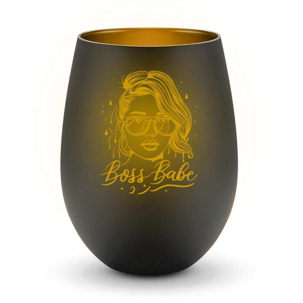 Boss Babe - Windlicht LaserPng Standard Schwarz-Gold Tattoo Fashion von inked-mafia.de. Dieses Teil gehört in jeden Kleiderschrank eines inked-rebels! Finde ideale Geschenke für Tätowierte, Tattoofans oder Tätowierer.