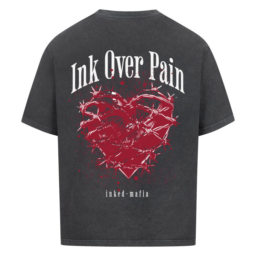 Ink over pain - Heavy Oversized Backprint Shirt T-Shirt XS Washed Black Tattoo Fashion von inked-mafia.de. Dieses Teil gehört in jeden Kleiderschrank eines inked-rebels! Finde ideale Geschenke für Tätowierte, Tattoofans oder Tätowierer.