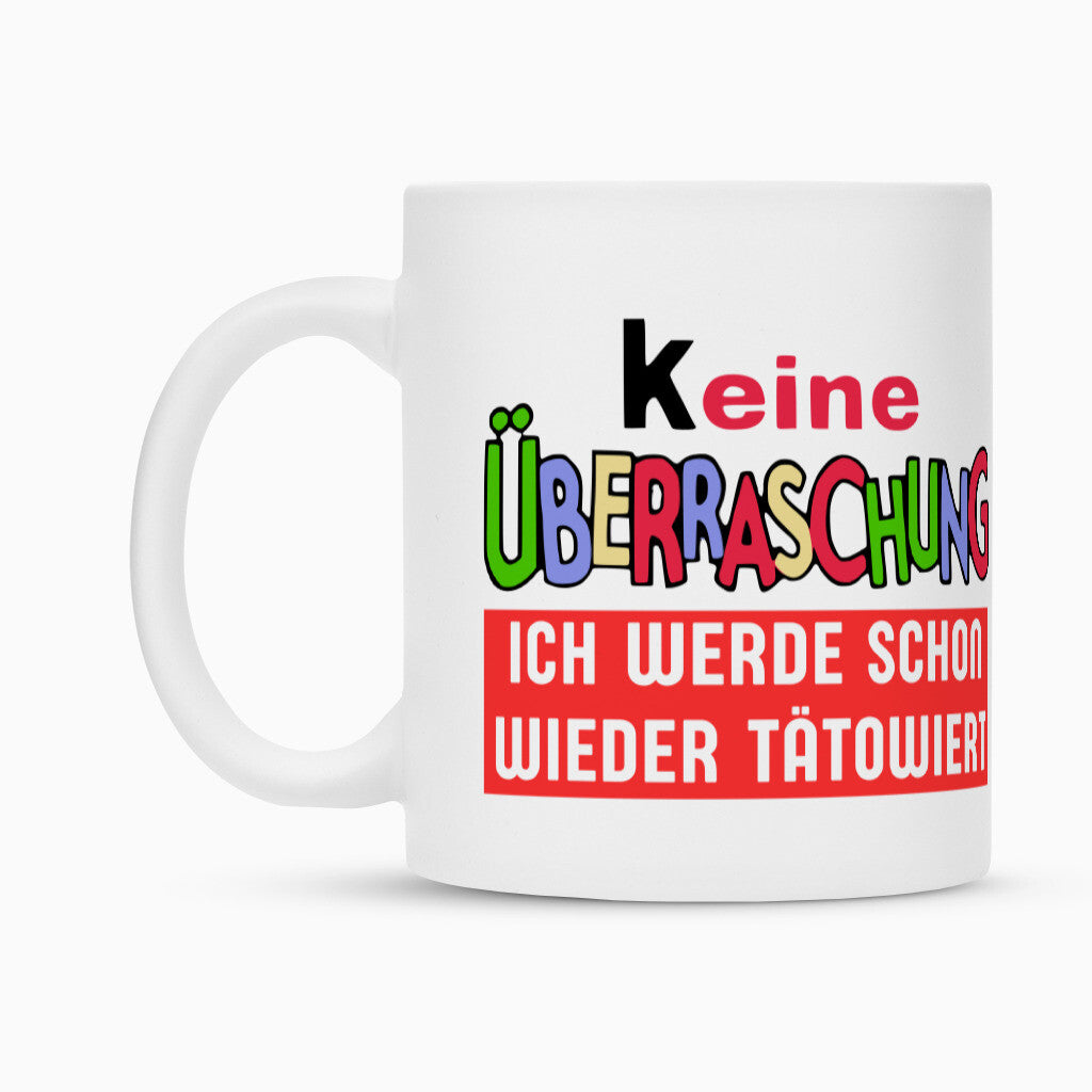 Keine Überraschung - Tasse Mug 300ml Weiß Tattoo Fashion von inked-mafia.de. Dieses Teil gehört in jeden Kleiderschrank eines inked-rebels! Finde ideale Geschenke für Tätowierte, Tattoofans oder Tätowierer.