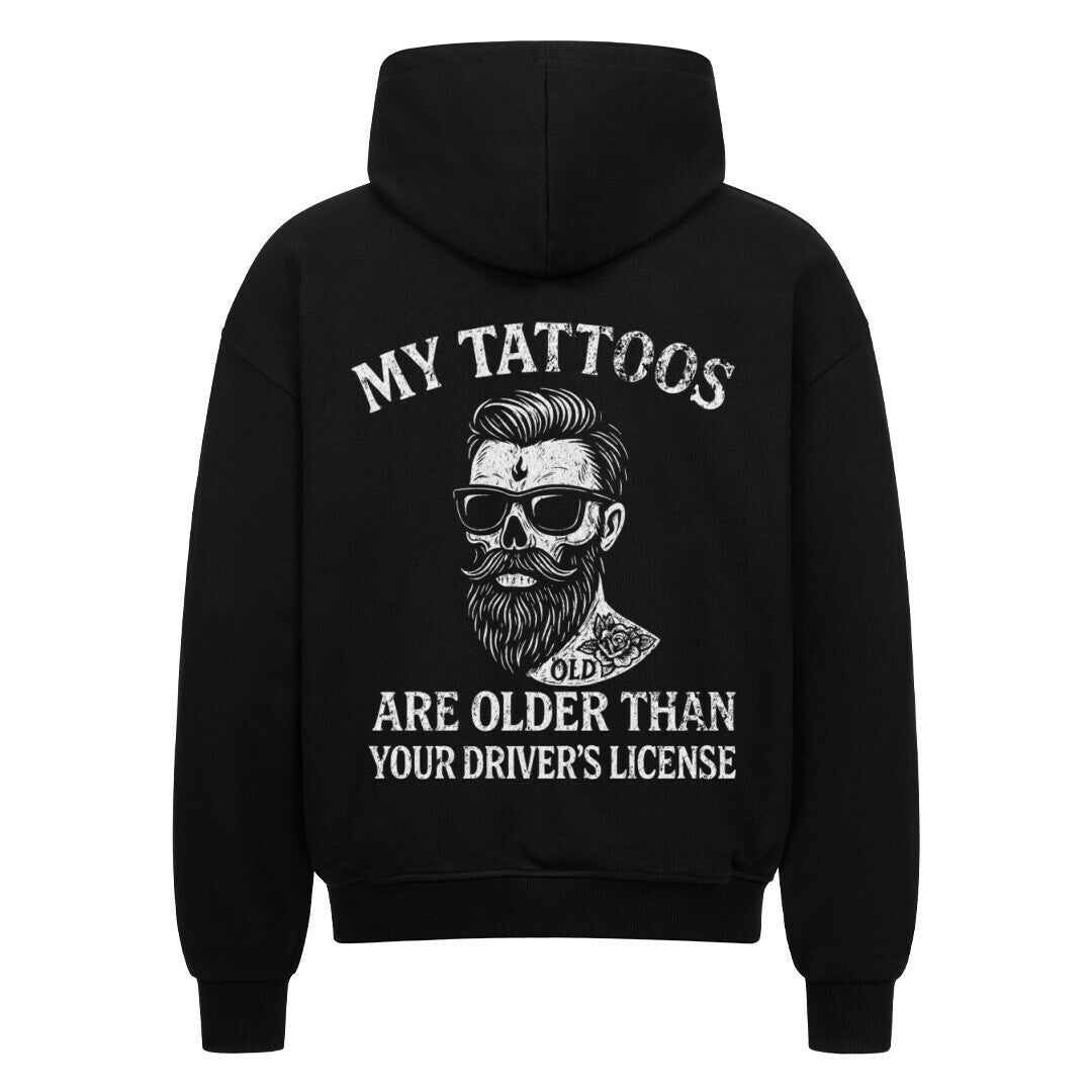 Drivers License - Heavy Oversized Backprint Zipper Hoodie S Schwarz Tattoo Fashion von inked-mafia.de. Dieses Teil gehört in jeden Kleiderschrank eines inked-rebels! Finde ideale Geschenke für Tätowierte, Tattoofans oder Tätowierer.