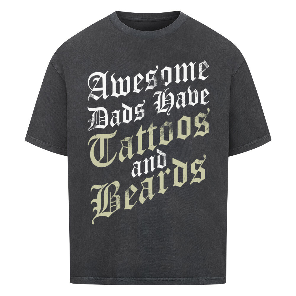 Awesome Dads have Tattoos - Heavy Oversized Shirt T-Shirt XS Washed Black Tattoo Fashion von inked-mafia.de. Dieses Teil gehört in jeden Kleiderschrank eines inked-rebels! Finde ideale Geschenke für Tätowierte, Tattoofans oder Tätowierer.