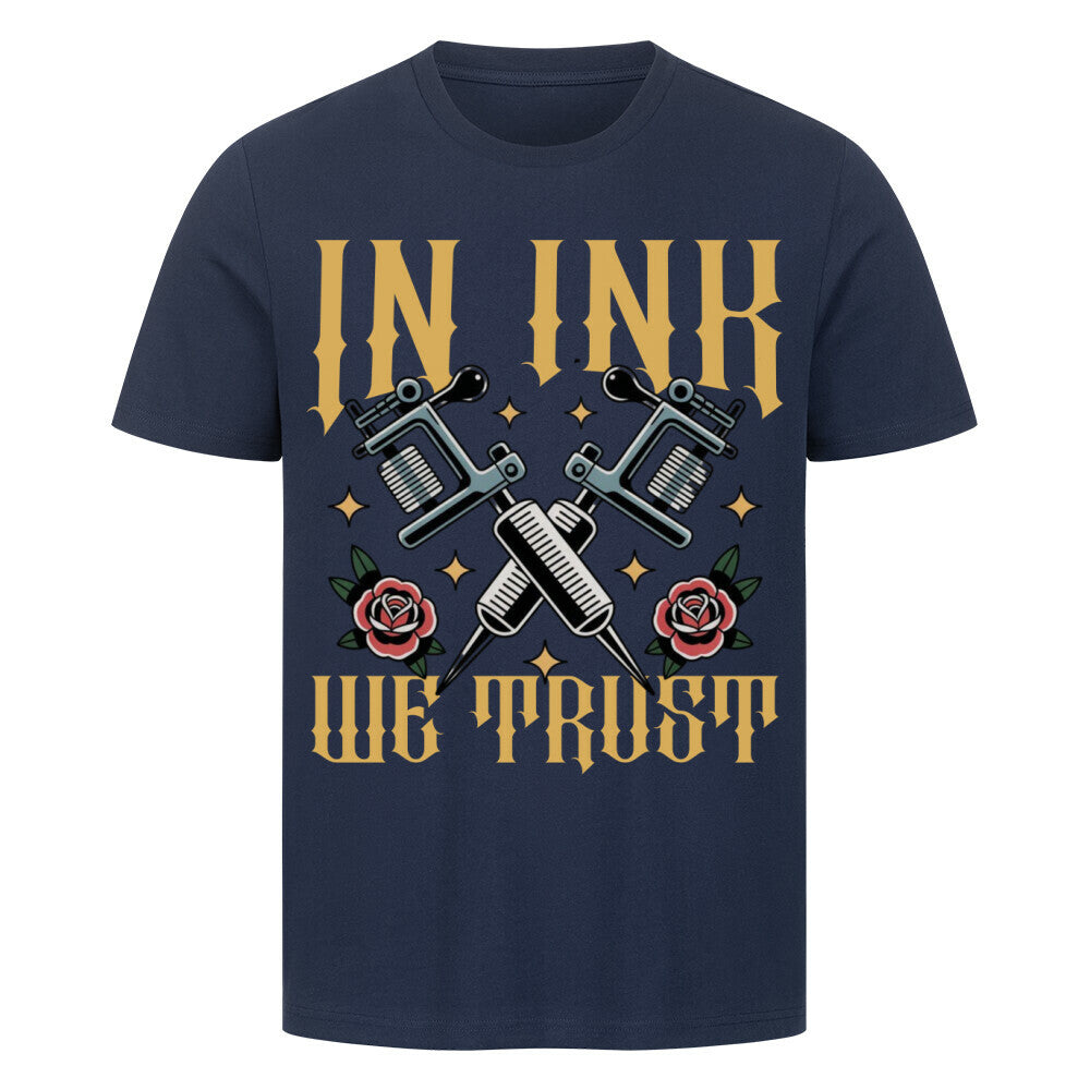 In ink we trust - Premium Shirt T-Shirt S Navy Blue Tattoo Fashion von inked-mafia.de. Dieses Teil gehört in jeden Kleiderschrank eines inked-rebels! Finde ideale Geschenke für Tätowierte, Tattoofans oder Tätowierer.